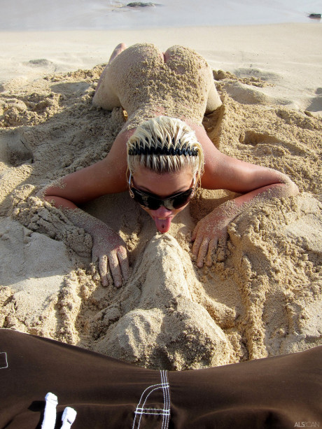 Blonde lesbian Bibi Noel & her slutty GFs fool around while undressed at the beach