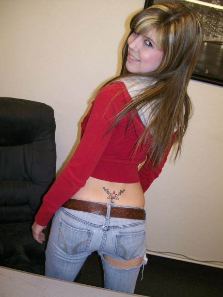 Comely amateur takes selfies showing her enormous butt & her shaved twat up close