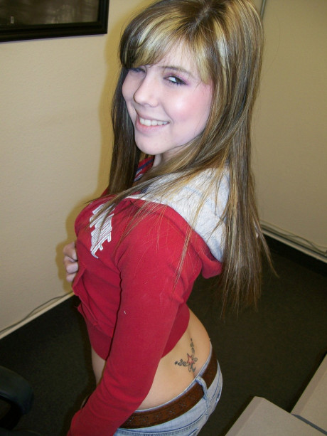 Comely amateur takes selfies showing her enormous butt & her shaved twat up close