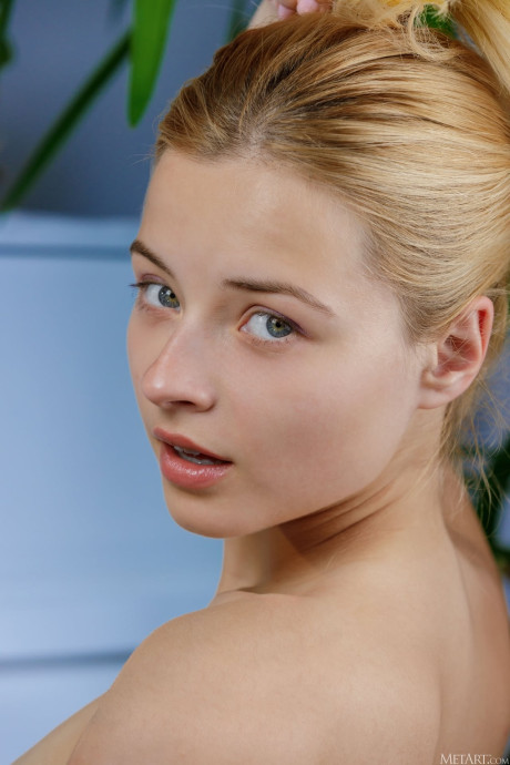 Attractive blondie Bianca Bell gets totally nude while playing the piano