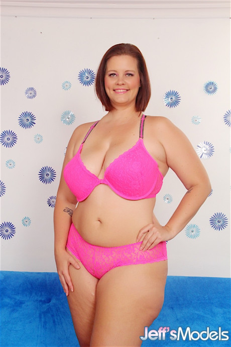 Thick white lady girlfriend lady Amanda Foxxx loosing huge titties from bra on way to posing nude