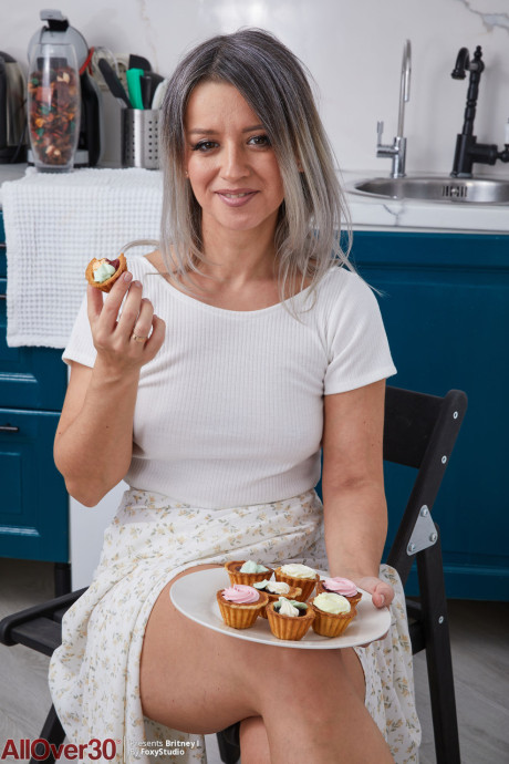 30 plus female with platinum blondy hair Britney I gets unprotected naked