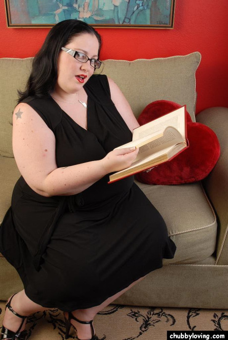 Very chunky older in glasses Glory-Foxxx takes off her black dress