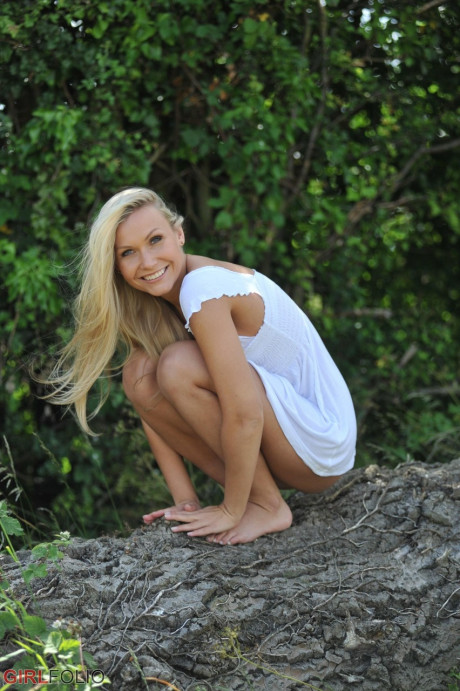 Yellow-haired skank girlfriend broad Michaela shows her raw behind after getting nude in a field