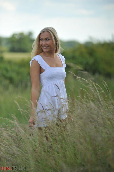 Yellow-haired skank girlfriend broad Michaela shows her raw behind after getting nude in a field