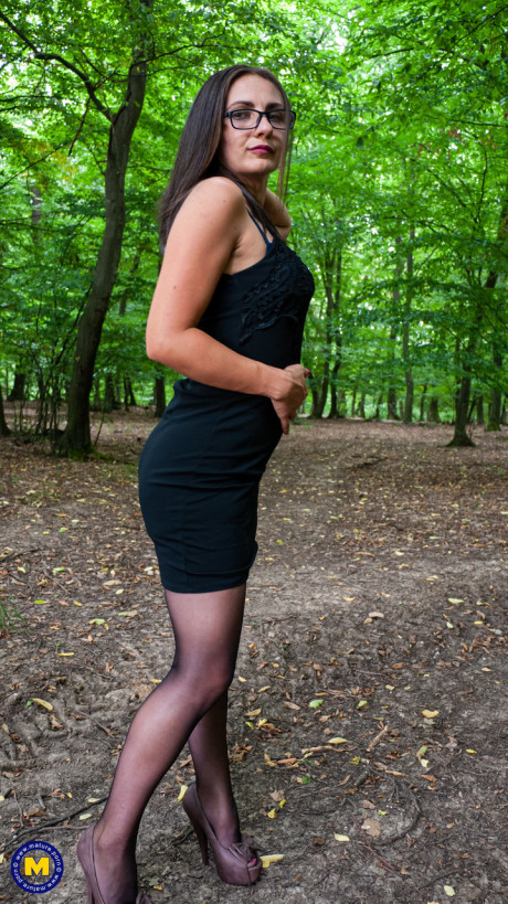Mom with eyeglasses Anna shows her enormous butt & gives a blowjob in the forest