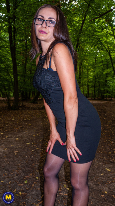 Mom with eyeglasses Anna shows her enormous butt & gives a blowjob in the forest