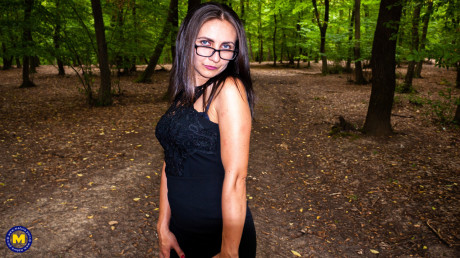 Mom with eyeglasses Anna shows her enormous butt & gives a blowjob in the forest