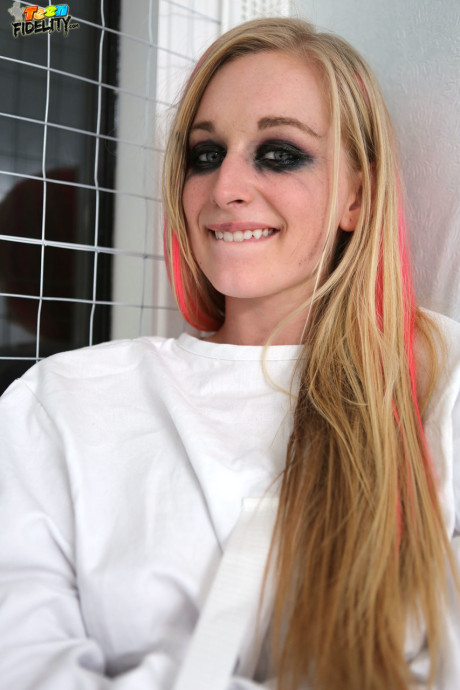 Chick Avril Vagine looks like her idol but is much more sexually-hungry