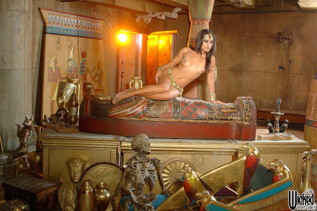 Hot Pharaoh's fiance Kaylani Lei goes topless in her chambers & shows her titties