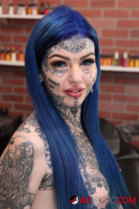 Heavily tattooed bitch gf lady Amber Luke poses naked in a tattoo shop