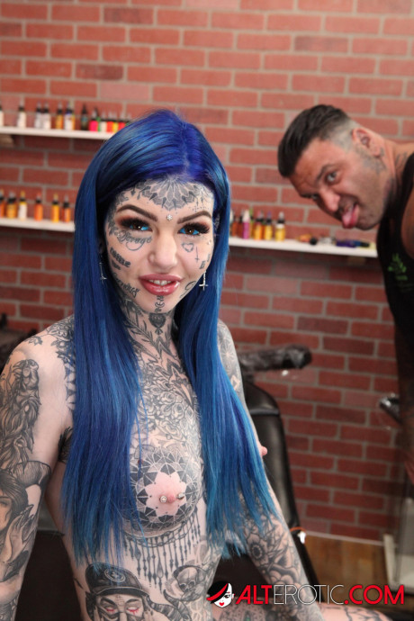 Heavily tattooed bitch gf lady Amber Luke poses naked in a tattoo shop