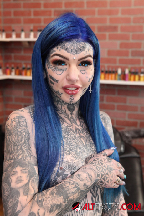 Heavily tattooed bitch gf lady Amber Luke poses naked in a tattoo shop