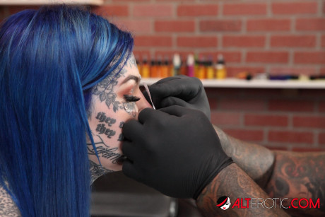 Heavily tattooed bitch gf lady Amber Luke poses naked in a tattoo shop