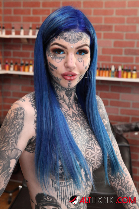 Heavily tattooed bitch gf lady Amber Luke poses naked in a tattoo shop