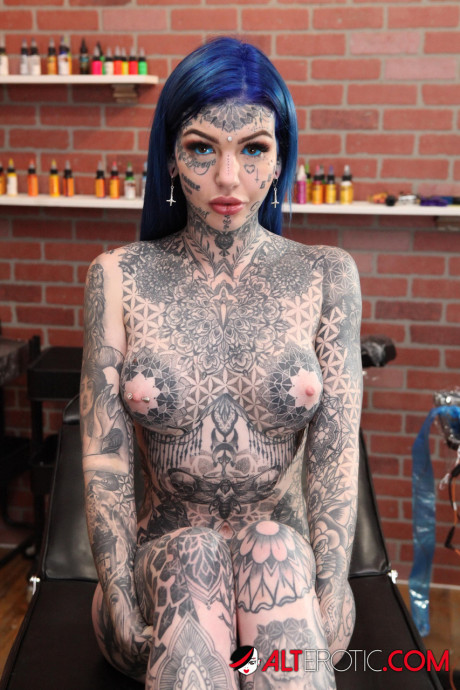 Heavily tattooed bitch gf lady Amber Luke poses naked in a tattoo shop