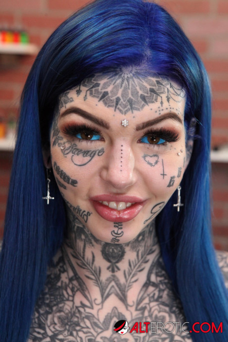 Heavily tattooed bitch gf lady Amber Luke poses naked in a tattoo shop