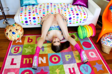 Hardcore whore girlfriend woman Anna De Ville toys her butt to show off a humongous anal gape