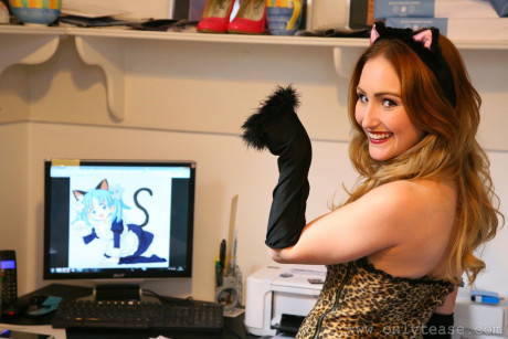 Sexy amateur babes show off their great bodies behind the scenes