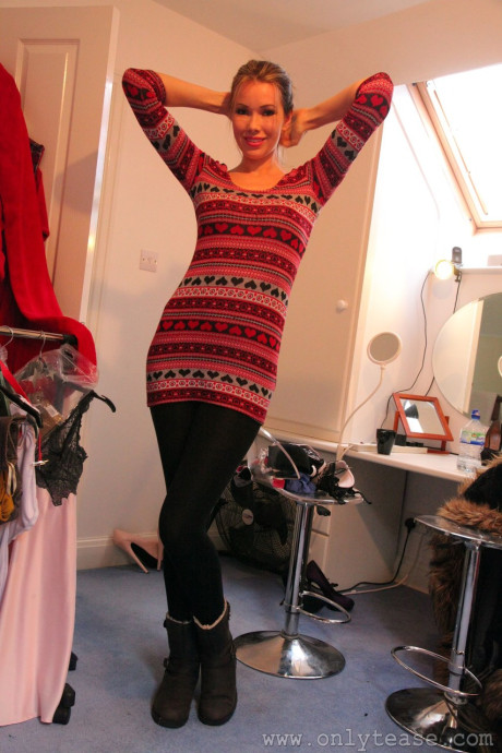 Sexy amateur babes show off their great bodies behind the scenes