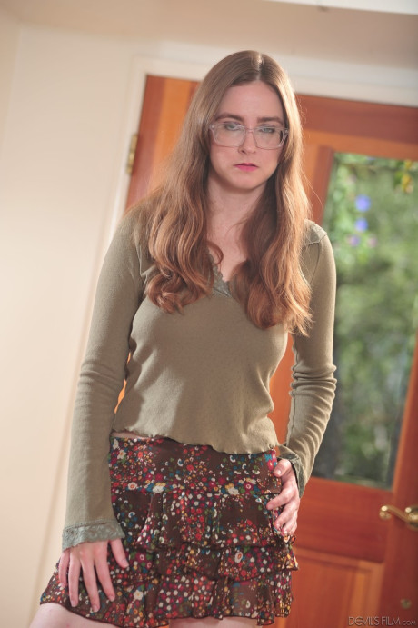Amateur nerd Jay Taylor showing off her natural body in hot outfits