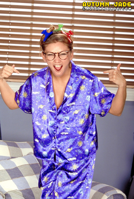Nerdy American MILF Autumn Jade squeezes her massive boobies and masturbates