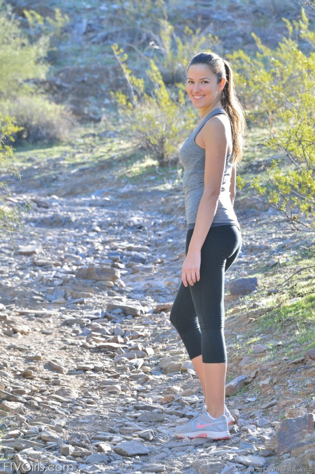 Amateur girlfriend Carlie strips her jogging outfit and poses naked outdoors