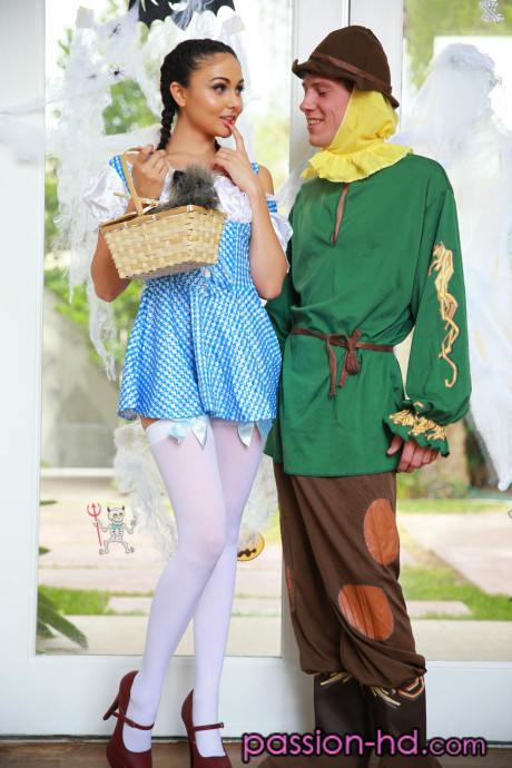 Leggy brunette teen Ariana Marie spreads her shaved twat in a Dorothy costume