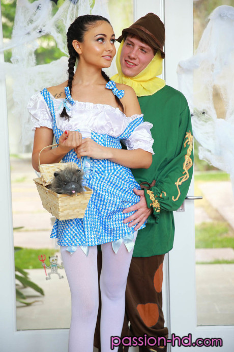 Leggy brunette teen Ariana Marie spreads her shaved twat in a Dorothy costume