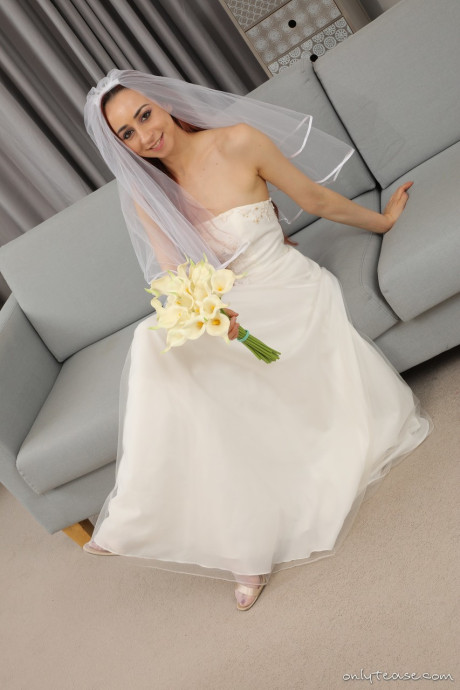 Redheaded bride Tania Aresti goes undressed in a veil along with garters and pantyhose