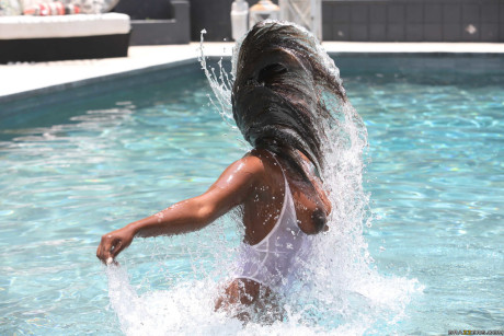 32yo curvy ebony Osa fine delicious flaunts her lovely bosom in the pool