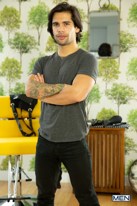 Muscular ebony barber Andre Donovan has kinky anal sex with a white twink