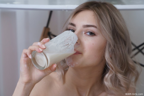 Blondie honey with amazing naturals Eva Elfie gets messy with milk