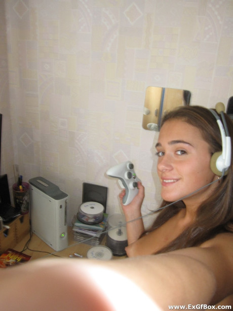 Gamer skank girl chick teases with her bald twat & hot naked body as she plays