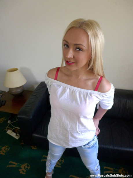 Yellow-haired MILF Amber Deen undresses to pose in the naked for the first time