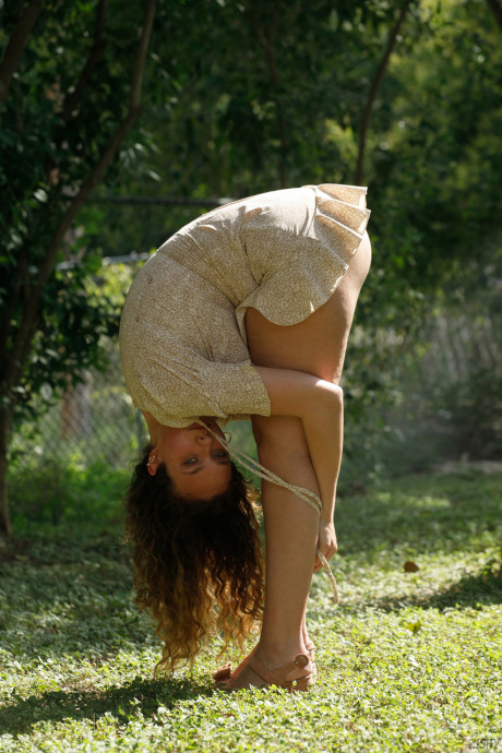 Beautiful curly haired amateur Carrie Barber shows her monstrous behind in panties