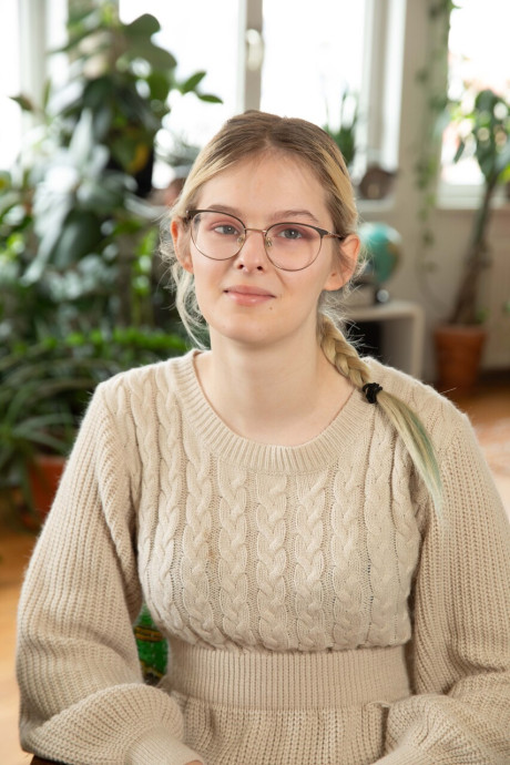 German amateur Ally dons nipple clamps before toying her naked cunt
