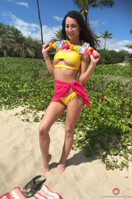 Hot American skank gf chick Lily Adams flaunting her monstrous behind & her cuddly natural tits