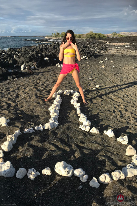 Hot American skank gf chick Lily Adams flaunting her monstrous behind & her cuddly natural tits