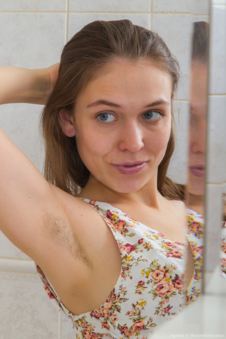 Solo slut gf woman Agneta unveils big saggy titties and wet beaver in the shower