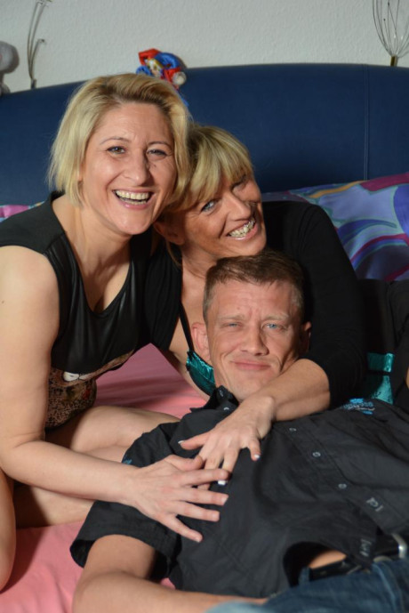 Skillful guy able to satisfy two blondie matures during hot threeway