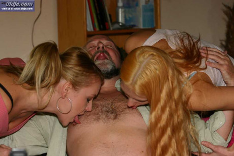 Blondy MILF Rachel Evans & a lesbian teen having a threesome with an cougar fiance man dude