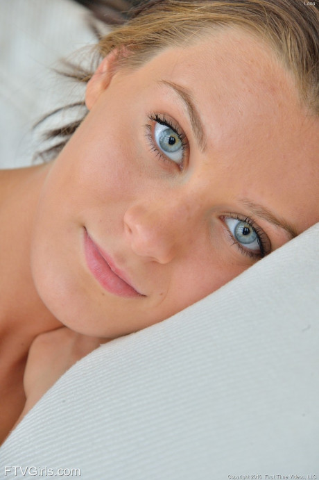 Stunning Lana Rhoades sticks markers in both her holes on a bed