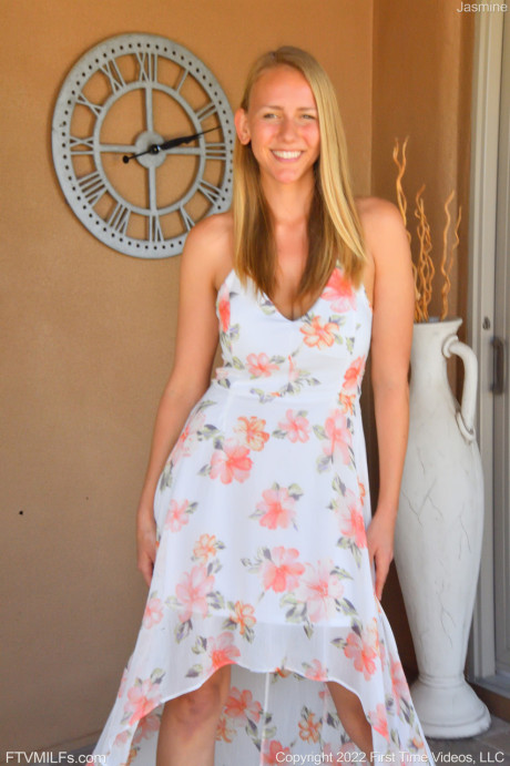 Amateur MILF Jasmine lets out her large boobs and fingers her delicious cunt