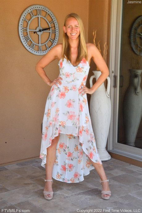 Amateur MILF Jasmine lets out her large boobs and fingers her delicious cunt