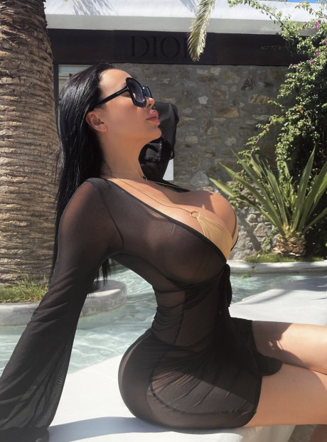 Glamorous OnlyFans model Anastasia Doll shows her cleavage in her compilation