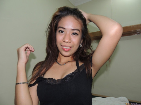 Skinny amateur Filipina Chelsy exposes her skinny figure before sex