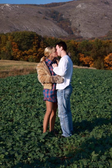 Yellow-haired whore gf girl and her bf have sex in a crop field away from prying eyes