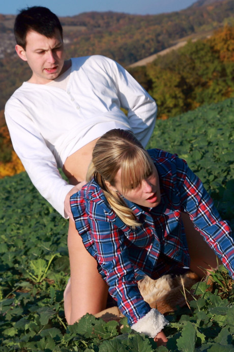 Yellow-haired whore gf girl and her bf have sex in a crop field away from prying eyes