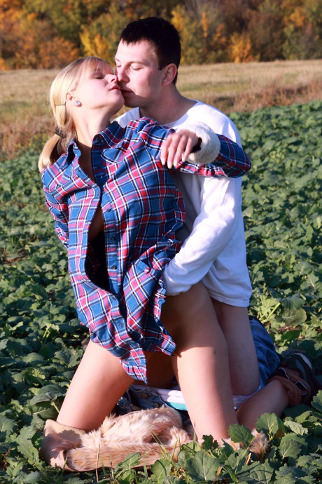 Yellow-haired whore gf girl and her bf have sex in a crop field away from prying eyes